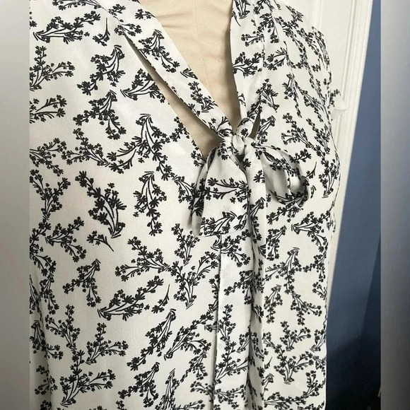 Short Sleeve Neck Tie Top - Picture 8 of 9